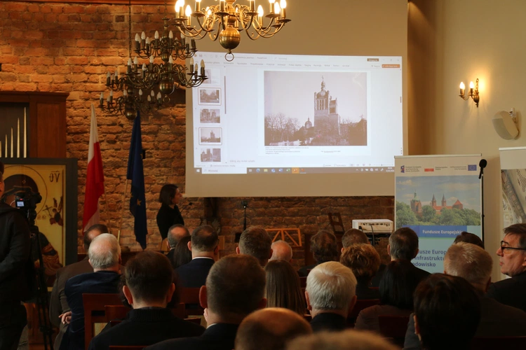 Płock. Konferencja poświęcona pracom konserwatorskim na Wzgórzu Tumskim 