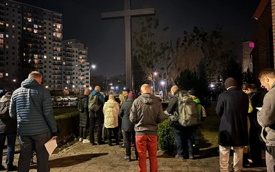 W ciszy przeszli przez miasto. Nocna Indywidualna Droga Krzyżowa