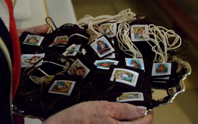 Przyjmując szkaplerz, zawieramy przymierze przyjaźni z Maryją