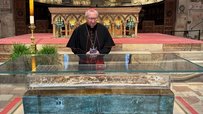 Kard. Parolin przed relikwiami św. Franciszka