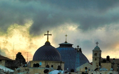 Zamknięte drzwi Bazyliki Grobu Pańskiego