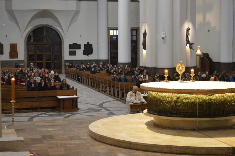 Msza św. rekolekcyjna dla młodzieży