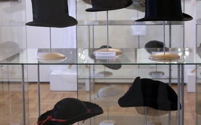 Parada kapeluszy o historycznej duszy. Wystawa w Muzeum w Raciborzu
