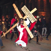 Misteria wystawiane  na ulicach naszych miejscowości zawsze gromadzą licznych  wiernych. 