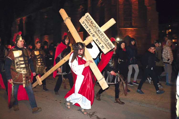 Misteria wystawiane  na ulicach naszych miejscowości zawsze gromadzą licznych  wiernych. 