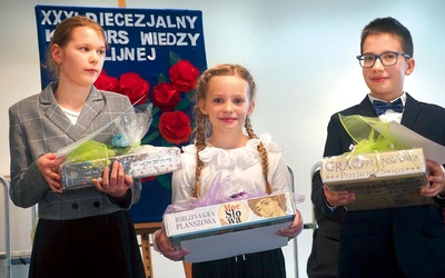 Laureaci (od lewej): Jasmin Bućko (II miejsce), Róża Grzesikiewicz (I miejsce) i Ignacy Petela (III miejsce).