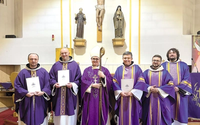 Świątynie zostały przedstawione podczas wizytacji w Tychach. Na zdjęciu: abp Andrzej Przybylski (w środku) z franciszkanami (od lewej): o. Serafinem Sputkiem – proboszczem parafii pw. św. Antoniego z Padwy w Panewnikach Starych, o. Janem Bosko Wojasem – proboszczem parafii pw. św. Franciszka z Asyżu w Chorzowie, o. Emilem Pacławskim – proboszczem parafii pw. św. Franciszka z Asyżu i św. Klary w Tychach, oraz o. Salomonem Duplickim i dk. Tymoteuszem Krajewskim.