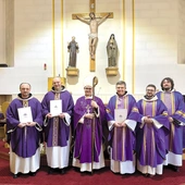 Świątynie zostały przedstawione podczas wizytacji w Tychach. Na zdjęciu: abp Andrzej Przybylski (w środku) z franciszkanami (od lewej): o. Serafinem Sputkiem – proboszczem parafii pw. św. Antoniego z Padwy w Panewnikach Starych, o. Janem Bosko Wojasem – proboszczem parafii pw. św. Franciszka z Asyżu w Chorzowie, o. Emilem Pacławskim – proboszczem parafii pw. św. Franciszka z Asyżu i św. Klary w Tychach, oraz o. Salomonem Duplickim i dk. Tymoteuszem Krajewskim.