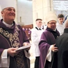  Moment przekazania uczestnikom liturgii kopii dokumentu końcowego XVI Zwyczajnego Zgromadzenia Synodu Biskupów „Ku Kościołowi synodalnemu – komunia, uczestnictwo, misja”.