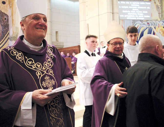  Moment przekazania uczestnikom liturgii kopii dokumentu końcowego XVI Zwyczajnego Zgromadzenia Synodu Biskupów „Ku Kościołowi synodalnemu – komunia, uczestnictwo, misja”.