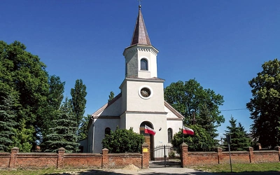 Przy obiekcie znajduje się grób Franciszki Pomarańskiej „Błyskawicy”, żołnierza wyklętego i łączniczki por. Augustyna Westphala z Gryfa Pomorskiego.