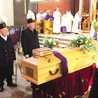 Ludzie z wdzięcznością  w sercach  przyszli pożegnać swojego duszpasterza.