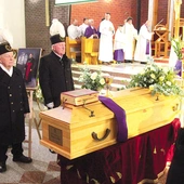 Ludzie z wdzięcznością  w sercach  przyszli pożegnać swojego duszpasterza.
