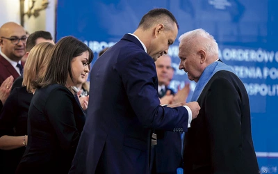 Prezydent dekoruje zasłużonego portowca.