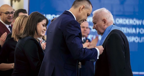 Prezydent dekoruje zasłużonego portowca.