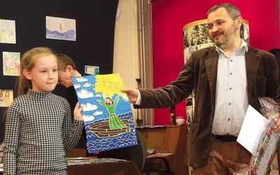 Najmłodsi otrzymali dyplomy i nagrody w konkursie plastycznym.