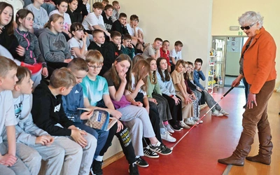 Uczniowie dowiadują się  na przykład,  jak ważna jest biała laska dla osoby niewidomej.