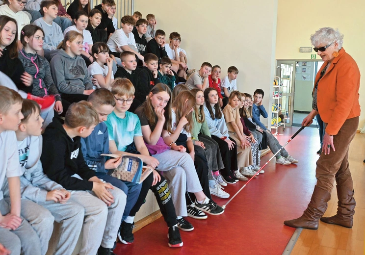 Uczniowie dowiadują się  na przykład,  jak ważna jest biała laska dla osoby niewidomej.