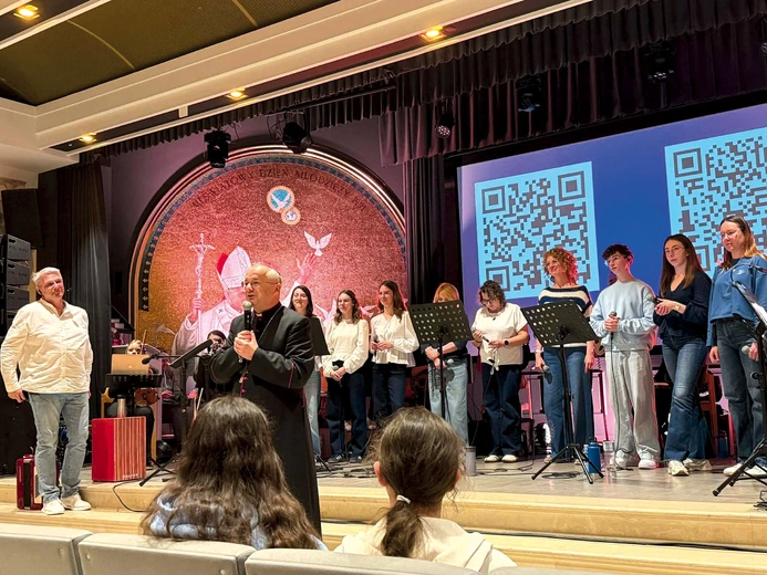 Przed Mszą św. w Kaplicy Cudownego Obrazu były koncert, konferencja, świadectwa i modlitwa w Sali Papieskiej. Nie brakło okazji do zwiedzania sanktuarium.