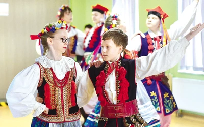 Członkowie Zespołu Pieśni i Tańca „Warmia” zaprezentowali przygotowane na tę okazję tańce.