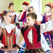 Członkowie Zespołu Pieśni i Tańca „Warmia” zaprezentowali przygotowane na tę okazję tańce.