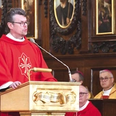 – Tu ciągle przecinają się drogi ludzi: wielkich świętych i zwykłych grzeszników. Tu łączą się przeciwności i to jest nauka krzyża, który ma łączyć, a nie dzielić. Nauka Kościoła związana jest z głoszeniem prawdy, głoszeniem jej z miłością, tak by można ją było znieść. Ten głos prawdy zaczął docierać przez Msze św. radiowe także do chorych leżących w łóżkach – przypominał proboszcz parafii ks. Bartosz Pikul CM.