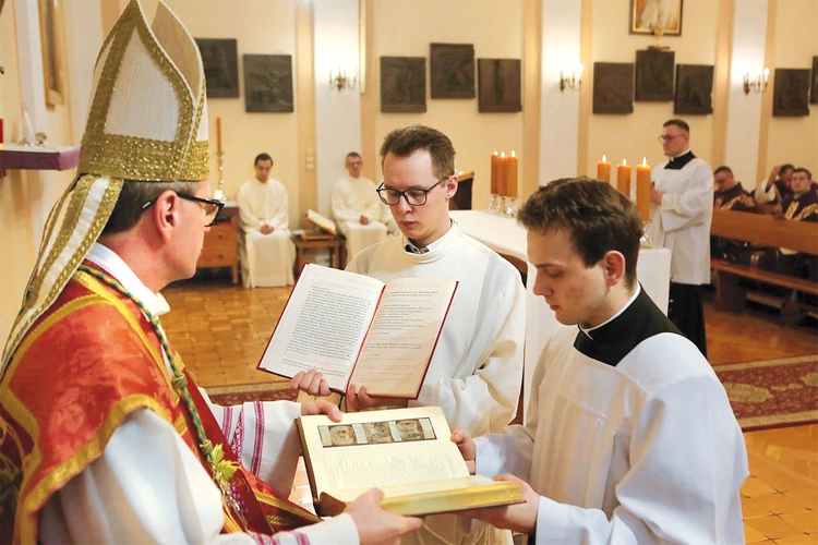 Wręczając Biblię, biskup Mirosław mówił do każdego z alumnów: – Przyjmij księgę Pisma Świętego i wiernie przekazuj słowo Boże, aby coraz mocniej działało w sercach ludzkich.