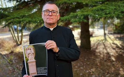 Ks. Marciniak prezentuje wizualizację monumentu.