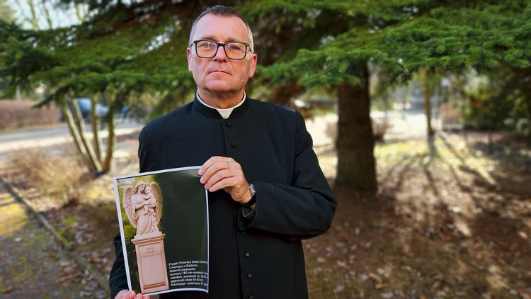 Ks. Marciniak prezentuje wizualizację monumentu.