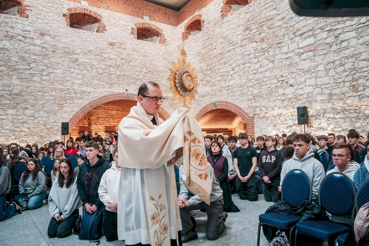 Jednym z punktów pielgrzymki, które maturzyści cenią sobie najbardziej, jest adoracja Najświętszego Sakramentu.