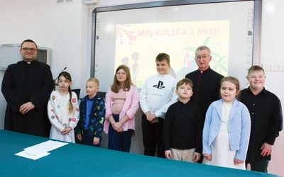 Laureaci z ks. prał. Markiem Fituchem i ks. Mariuszem Chamerskim.