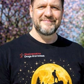 – Ekstremalna Droga Krzyżowa nie jest zwykłą Drogą Krzyżową ani wydarzeniem sportowym. To doświadczenie, które bardzo często staje się jednym z ważniejszych momentów w życiu człowieka – zauważa Świebodzinianin, który jest krajowym koordynatorem EDK. Zapisy i szczegóły tras na www.edk.org.pl.