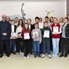 Uczestnicy, opiekunowie i organizatorzy „Biblisty Juniora” w Katolickiej Szkole Podstawowej im. św. Jana Pawła II w Gorzowie Wlkp. Najlepsza szóstka pojedzie na finał, który odbędzie się 13 kwietnia (Biblista Junior) i 14 kwietnia (Młody Biblista) w parafii Ducha Świętego w Zielonej Górze.