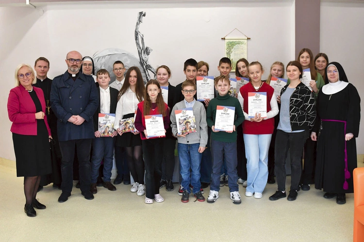 Uczestnicy, opiekunowie i organizatorzy „Biblisty Juniora” w Katolickiej Szkole Podstawowej im. św. Jana Pawła II w Gorzowie Wlkp. Najlepsza szóstka pojedzie na finał, który odbędzie się 13 kwietnia (Biblista Junior) i 14 kwietnia (Młody Biblista) w parafii Ducha Świętego w Zielonej Górze.