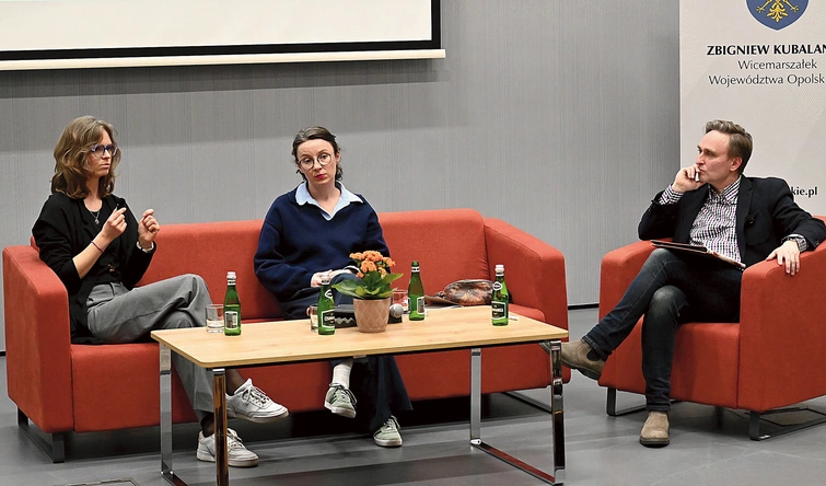 To druga debata w cyklu „Podróże w rzeczywistości wielowymiarowej między wiedzą, niewiedzą a pseudowiedzą”, realizowana przez UO we współpracy z WBP. Od lewej: Barbara Rogala, Marta Zwolińska-Budniok i dr hab. Kamil Minkner.
