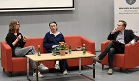 To druga debata w cyklu „Podróże w rzeczywistości wielowymiarowej między wiedzą, niewiedzą a pseudowiedzą”, realizowana przez UO we współpracy z WBP. Od lewej: Barbara Rogala, Marta Zwolińska-Budniok i dr hab. Kamil Minkner.