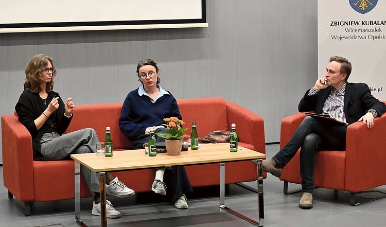 To druga debata w cyklu „Podróże w rzeczywistości wielowymiarowej między wiedzą, niewiedzą a pseudowiedzą”, realizowana przez UO we współpracy z WBP. Od lewej: Barbara Rogala, Marta Zwolińska-Budniok i dr hab. Kamil Minkner.