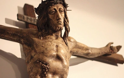 Rzeźbę Ukrzyżowanego z płockiego klasztoru Zgromadzenia Sióstr Męki Pana Naszego Jezusa Chrystusa wykonał w 1975 r. warszawski artysta rzeźbiarz Jerzy Machaj (1925–1998).