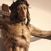 Rzeźbę Ukrzyżowanego z płockiego klasztoru Zgromadzenia Sióstr Męki Pana Naszego Jezusa Chrystusa wykonał w 1975 r. warszawski artysta rzeźbiarz Jerzy Machaj (1925–1998).