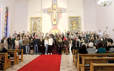 Narzeczeni z bp. Markiem Solarczykiem i ks. Krzysztofem Bochniakiem. 