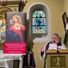 Ks. Jarosław Rosłon na pierwszej Mszy w nowej parafii naliczył zaledwie pięć osób. Kilka lat później brakuje w nim miejsca dla wiernych, którzy przyjeżdżają modlić się przed odzyskanym obrazem Najświętszego Serca Pana Jezusa.