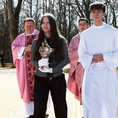 Wprowadzenie relikwiarza do kościoła parafialnego w Przecławiu.