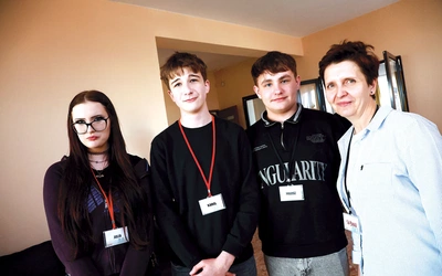 Julia, Karol i Miłosz z Sabiną Pasiut, animatorką jednej z grup ósmoklasistów.