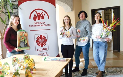 Wychowawczynie Natalia Bartosiewicz i Anna Szczepanowska oraz wolontariuszki Ala i Aleksandra prezentują dekoracje wielkanocne. 