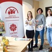 Wychowawczynie Natalia Bartosiewicz i Anna Szczepanowska oraz wolontariuszki Ala i Aleksandra prezentują dekoracje wielkanocne. 