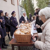 Błogosławieństwo chleba związane jest z liturgicznym wspomnieniem św. Klemensa Marii Hofbauera CSsR, patrona piekarzy. Przypada ono 15 marca.