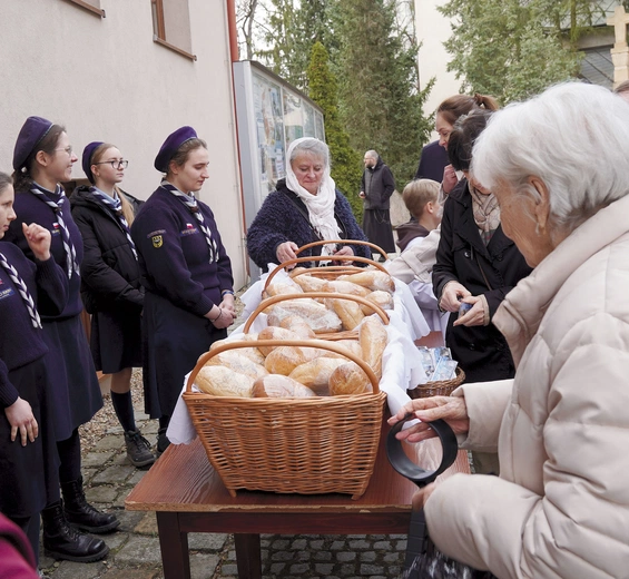 Błogosławieństwo chleba związane jest z liturgicznym wspomnieniem św. Klemensa Marii Hofbauera CSsR, patrona piekarzy. Przypada ono 15 marca.