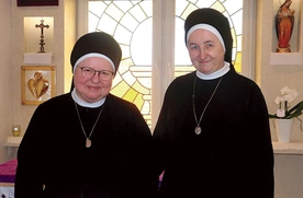 Za tymi dwiema boromeuszkami od dwóch dekad stoi grupa profesjonalistów, którzy służą sprawie. Z lewej s. Ewa Jędrzejak, obok s. Dorota Baron.