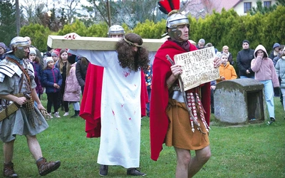 Legioniści wiele razy przeprowadzą przez tłum umęczonego Jezusa.  To zaproszenie, by naprawdę odnaleźć się w obecności Pana, wejść w wydarzenia Wielkiego Tygodnia.
