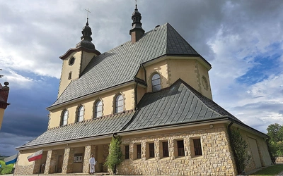 Nowy kościół nawiązuje architekturą do wcześniejszego, drewnianego, który stał na tym samym miejscu. Patronuje mu Matka Boża Szkaplerzna. 